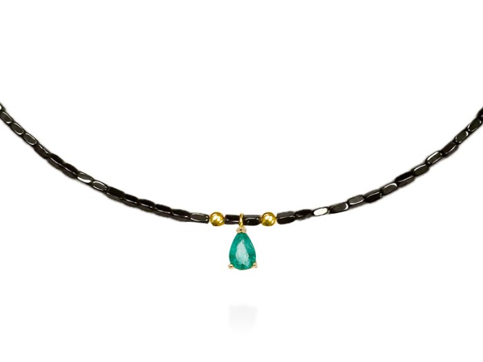 Gargantilla de oro con hematites y esmeralda