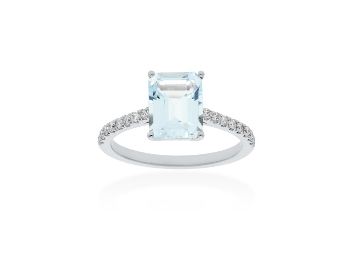 Anillo de oro con diamantes y aguamarina