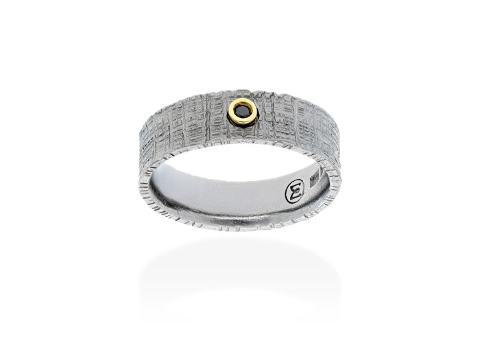 Anillo de plata y oro con un diamante