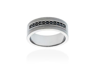 Anillo de plata y diamantes negros
