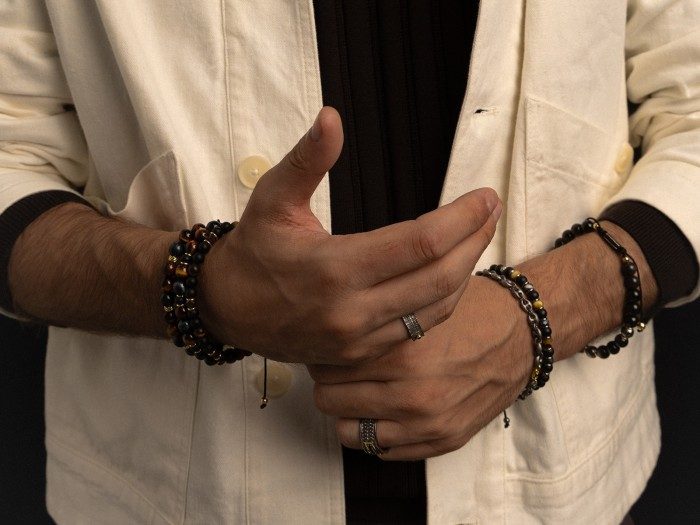 Pulsera de plata con hematites marrones, ónix negro y ojo de tigre