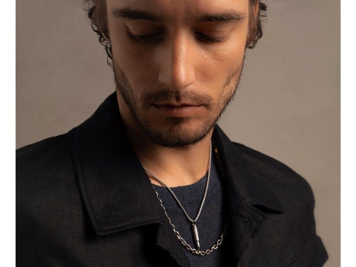 Collar de plata con bala