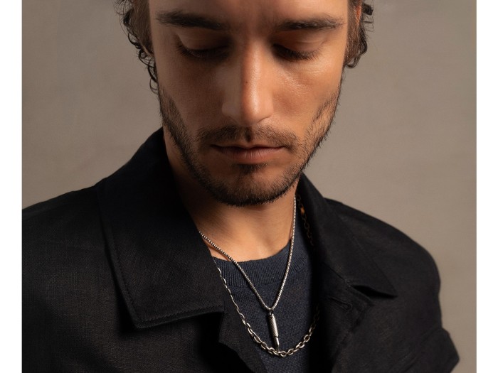 Collar de plata con bala