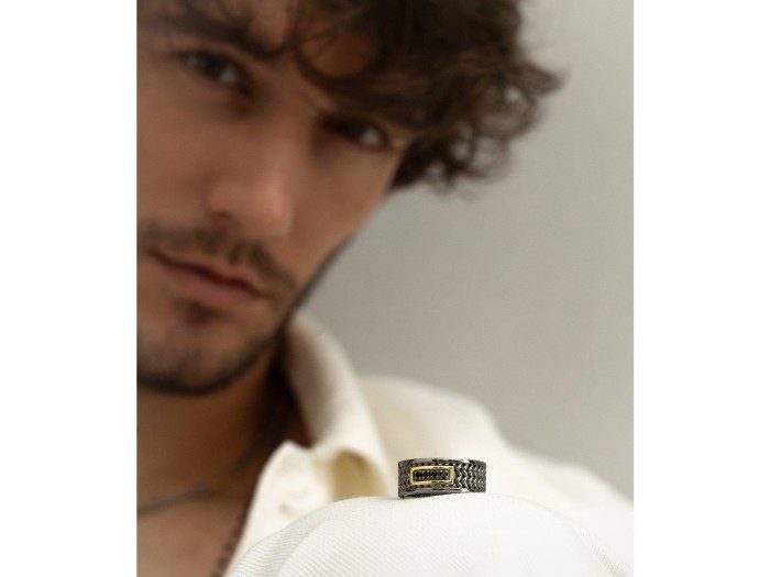 Anillo de plata y oro amarillo con diamante negro