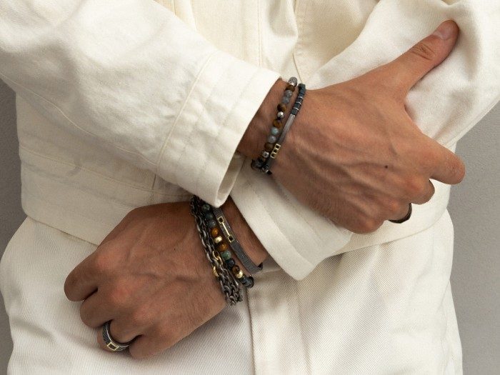 Pulsera de plata con ojo de tigre y esmeralda