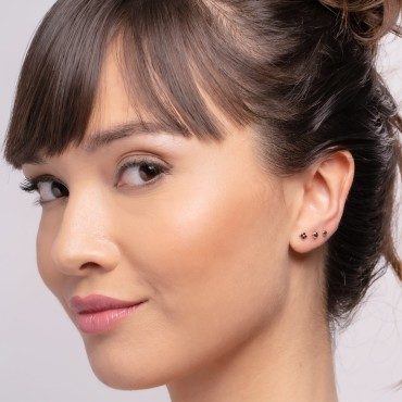 Piercing de Oro 18Kt flor con diamante negro