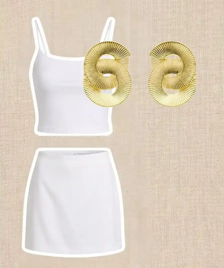 Look falda blanca con pendientes dorados Marina García