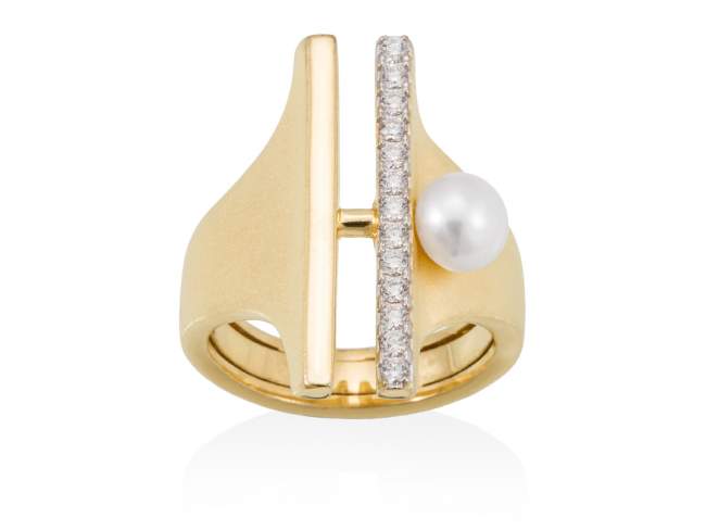 Ring SAPPORO pearl in golden silver de Marina Garcia Joyas en plata Ring in 18kt yellow gold plated 925 sterling silver. white cubic zirconia and freshwater cultured pearls.  