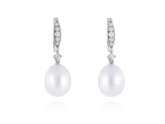 Earrings in 18kt. Gold and diamonds de Marina Garcia Joyas en plata Earrings in rodhium plated 18kt white gold with 11 diamonds carat total weight 0.23 (Color: Top Wesselton (G) Clarity: SI) and freshwater cultured pearls.