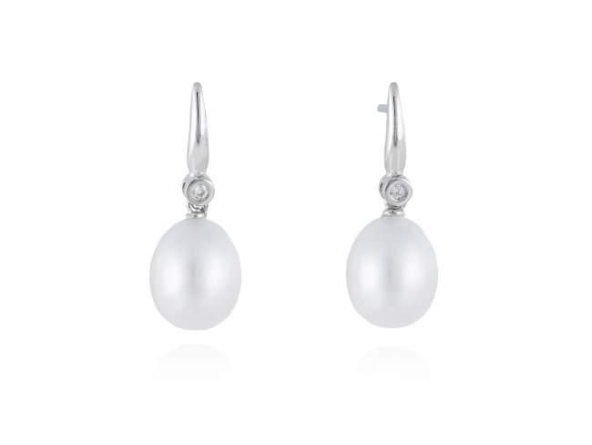Earrings in 18kt. Gold and diamonds de Marina Garcia Joyas en plata Earrings in rodhium plated 18kt white gold with 2 diamonds carat total weight 0.03 (Color: Top Wesselton (G) Clarity: SI) and freshwater cultured pearls.