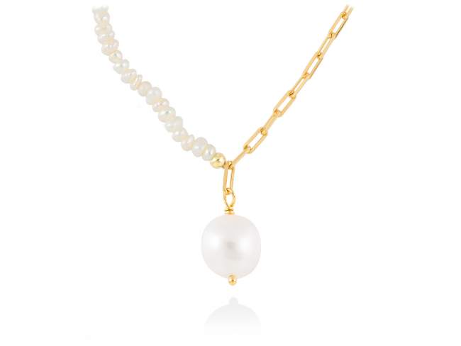 Necklace FAR WEST  in golden silver de Marina Garcia Joyas en plata Necklace in 18kt yellow gold plated 925 sterling silver with freshwater cultured pearls. (Length of necklace: 38+5 cm. Size of pendant: 1 cm.)