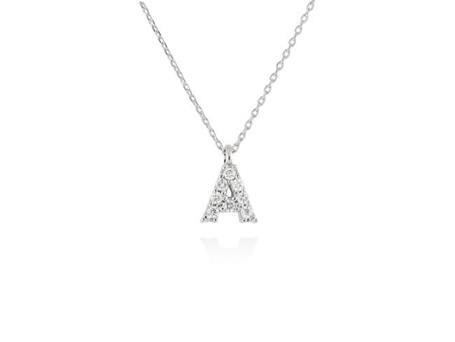 Necklace in 18kt. Gold and diamonds de Marina Garcia Joyas en plata Necklace in rodhium plated 18kt white gold with 8 diamonds carat total weight 0.06 (Color: Top Wesselton (G) Clarity: SI). Height of letter: 6 mm. Adjustable gold chain in 42-45 cm.