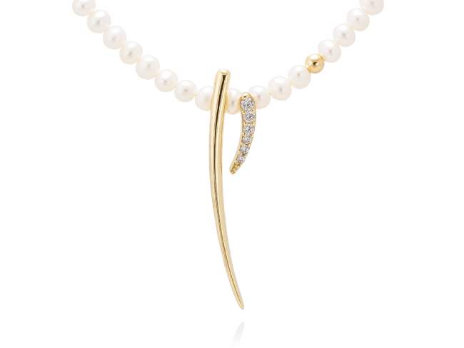 Necklace PISA pearl in golden silver de Marina Garcia Joyas en plata Necklace in 18kt yellow gold plated 925 sterling silver, with white cubic zirconia and freshwater cultured pearls. (Length of necklace: 40+3 cm. Size of pendant: 5 cm.)