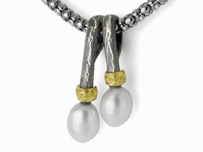 Pendant DUET in black Silver de Marina Garcia Joyas en plata Pendant in 18kt yellow gold, 925 sterling silver and freshwater cultured pearls. (Chain is not included)