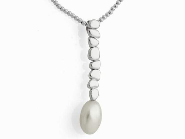 Pendant ELENIUS in oxidized Silver de Marina Garcia Joyas en plata Pendant in 925 sterling silver and freshwater cultured pearl. (Chain is not included)