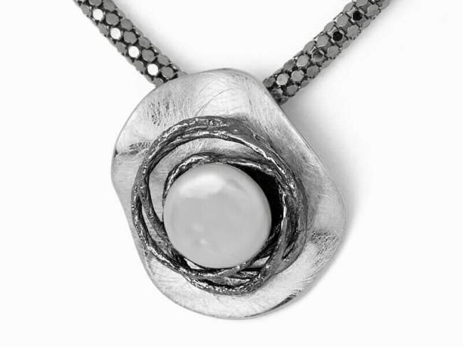 Pendant BEATRICE in silver de Marina Garcia Joyas en plata Pendant in rhodium plated 925 sterling silver and freshwater cultured pearl (Chain is not included)