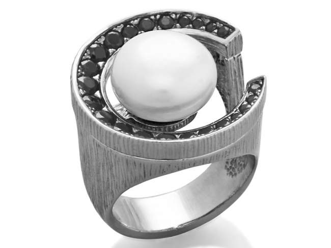 Ring LEMAN PEARL in silver de Marina Garcia Joyas en plata Ring in ruthenium plated 925 sterling silver, cubic zirconia and freshwater cultured pearls