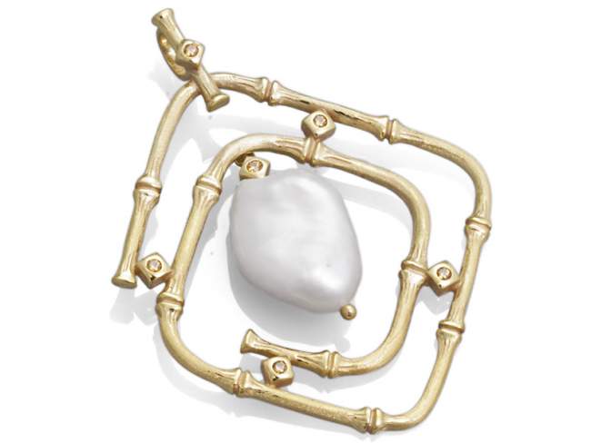 Pendant BAMBU in golden Silver de Marina Garcia Joyas en plata Pendant in 18kt yellow gold plated 925 sterling silver, cubic zirconia and freshwater cultured pearl. (Chain is not included)