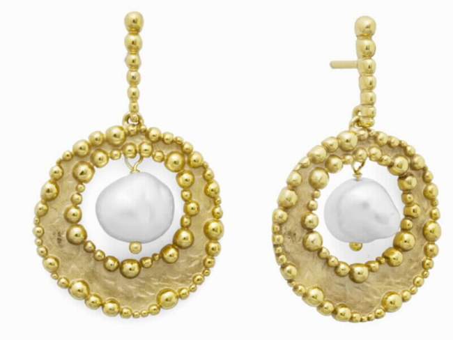 Earrings POP PEARL in golden Silver de Marina Garcia Joyas en plata Earrings in 18kt yellow gold plated 925 sterling silver and freshwater cultured pearl.