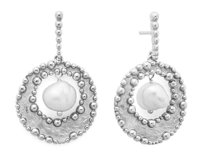 Earrings POP PEARL in silver de Marina Garcia Joyas en plata Earrings in rhodium plated 925 sterling silver and freshwater cultured pearl.