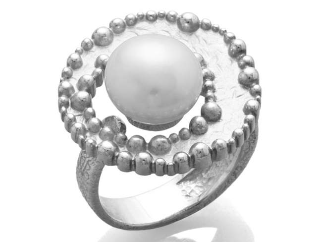 Ring POP PEARL in silver de Marina Garcia Joyas en plata Ring in rhodium plated 925 sterling silver and freshwater cultured pearl.