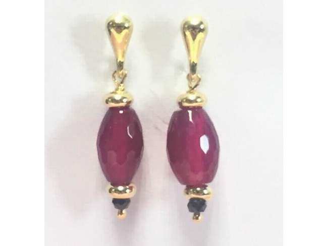 Earrings SARAH Fuchsia in golden silver de Marina Garcia Joyas en plata Earrings in 18kt yellow gold plated 925 sterling silver with faceted black spinels and fuchsia agate.  