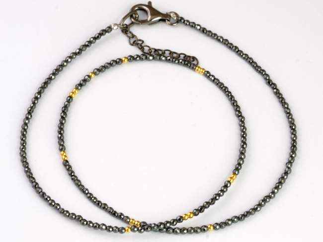 Halskette    de Marina Garcia Joyas en plata Halskette in Silber (925) Ruthenium Bad und 18 Karat vergoldet Gelbgold und Facettierten Hämatit.  