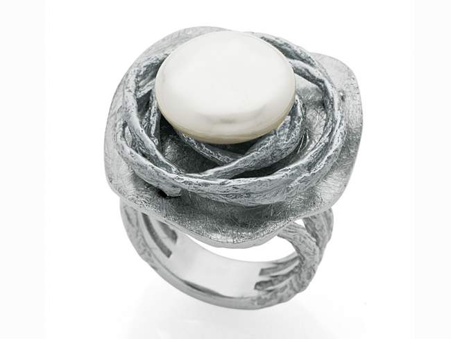 Ring BEATRICE Pearl in silver de Marina Garcia Joyas en plata Ring in rhodium plated 925 sterling silver and freshwater cultured pearl.