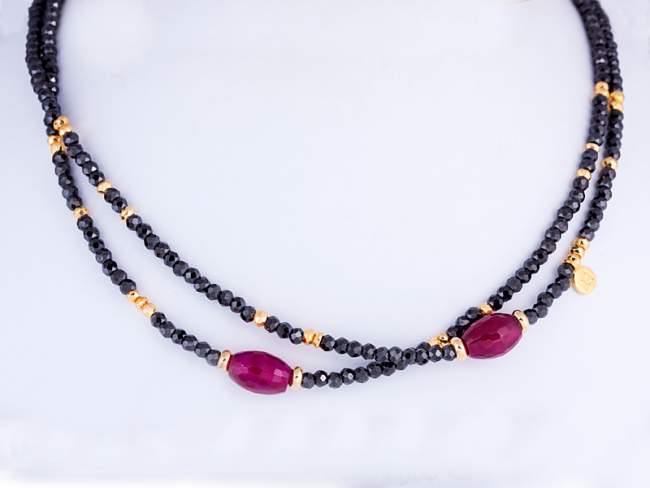 Necklace SARAH  in golden silver de Marina Garcia Joyas en plata Necklace in 18kt yellow gold plated 925 sterling silver with faceted black spinels, faceted golden coated spinels and fuchsia agate. (length: 42+3 cm.)