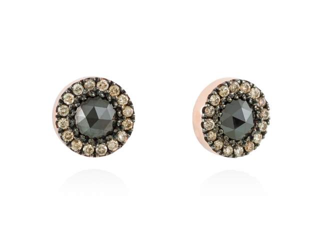 Earrings in 18kt. Gold and diamonds de Marina Garcia Joyas en plata Earrings in 18kt rose gold with 32 brown diamonds carat total weight 0.29 and 2 black diamonds carat total weight 1,00.