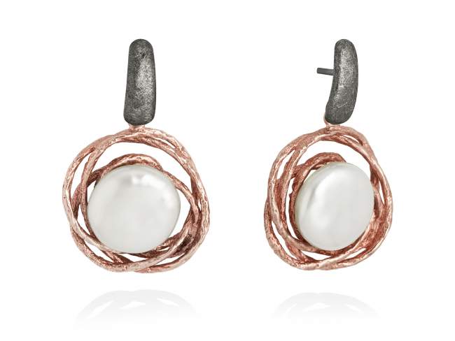 Earrings BEATRICE in silver de Marina Garcia Joyas en plata Earrings in 18kt rose gold and ruthenium plated 925 sterling silver and freshwater cultured pearl.