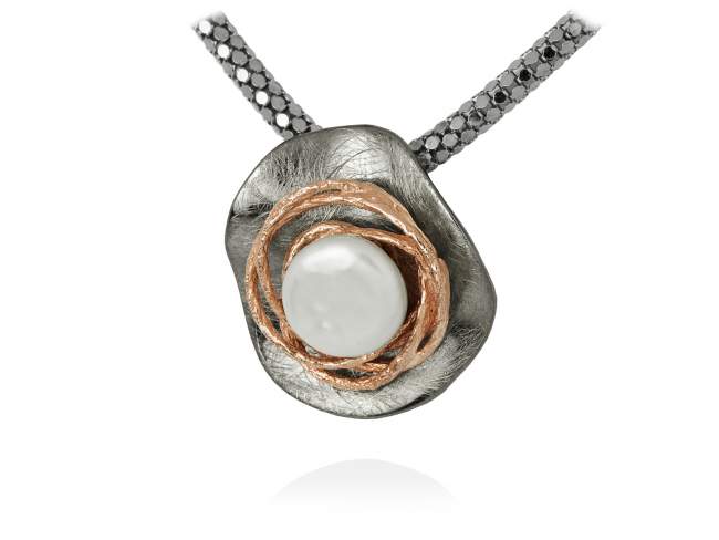 Pendant BEATRICE in black Silver de Marina Garcia Joyas en plata Pendant in 18kt rose gold and ruthenium plated 925 sterling silver and freshwater cultured pearl.  (Chain is not included)