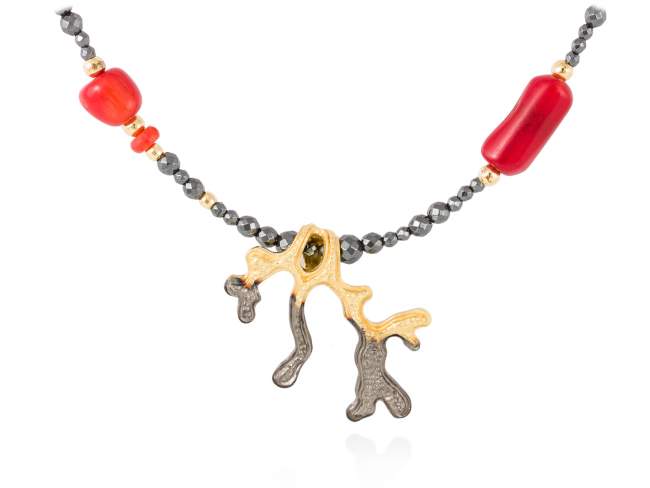 Necklace CORAL Coral in golden silver de Marina Garcia Joyas en plata Necklace in 18kt yellow gold plated 925 sterling silver, hematite and dyed bamboo coral. (length: 43+3 cm.)