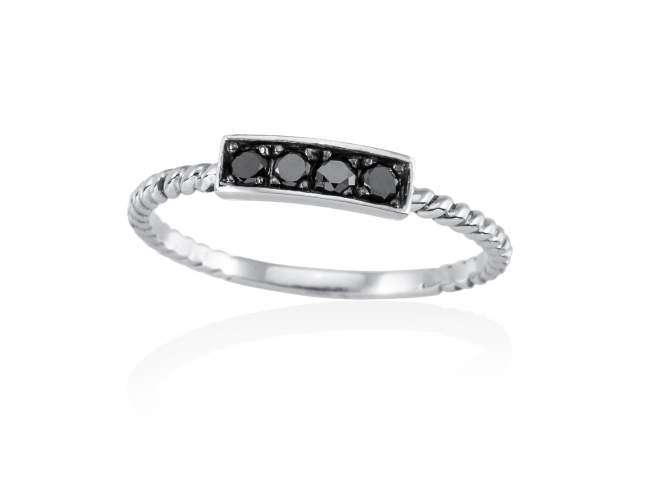 Ring in 18kt. Gold and diamonds de Marina Garcia Joyas en plata Ring in rodhium plated 18kt white gold and 4 black diamonds carat total weight 0.14.