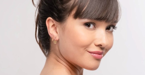 ¿Es seguro usar mis pendientes (piercing) mientras me ducho o nado?