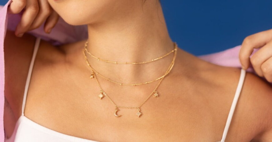 ¿Qué es el layering? 2, 3 y hasta 10 collares en un mismo look